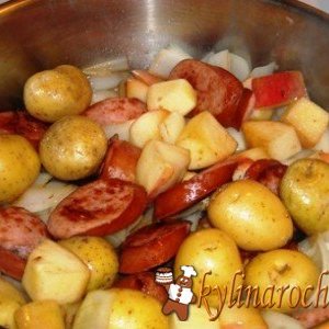 Молодой картофель с колбасками