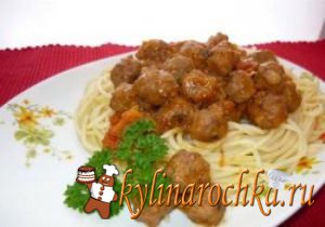Спагетти с мясными фрикадельками и спаржей