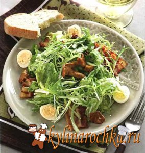 Зеленый салат с лисичками, перепелиными яйцами и беконом